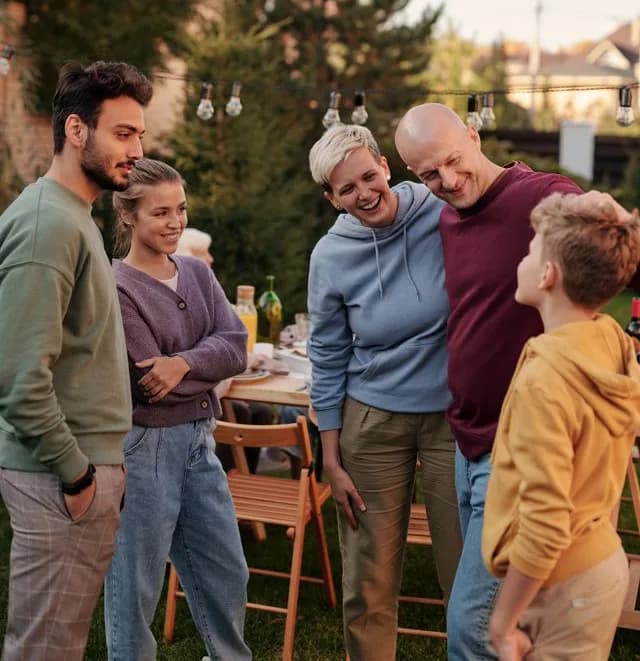 Une famille réunie lors d'un repas de quartier